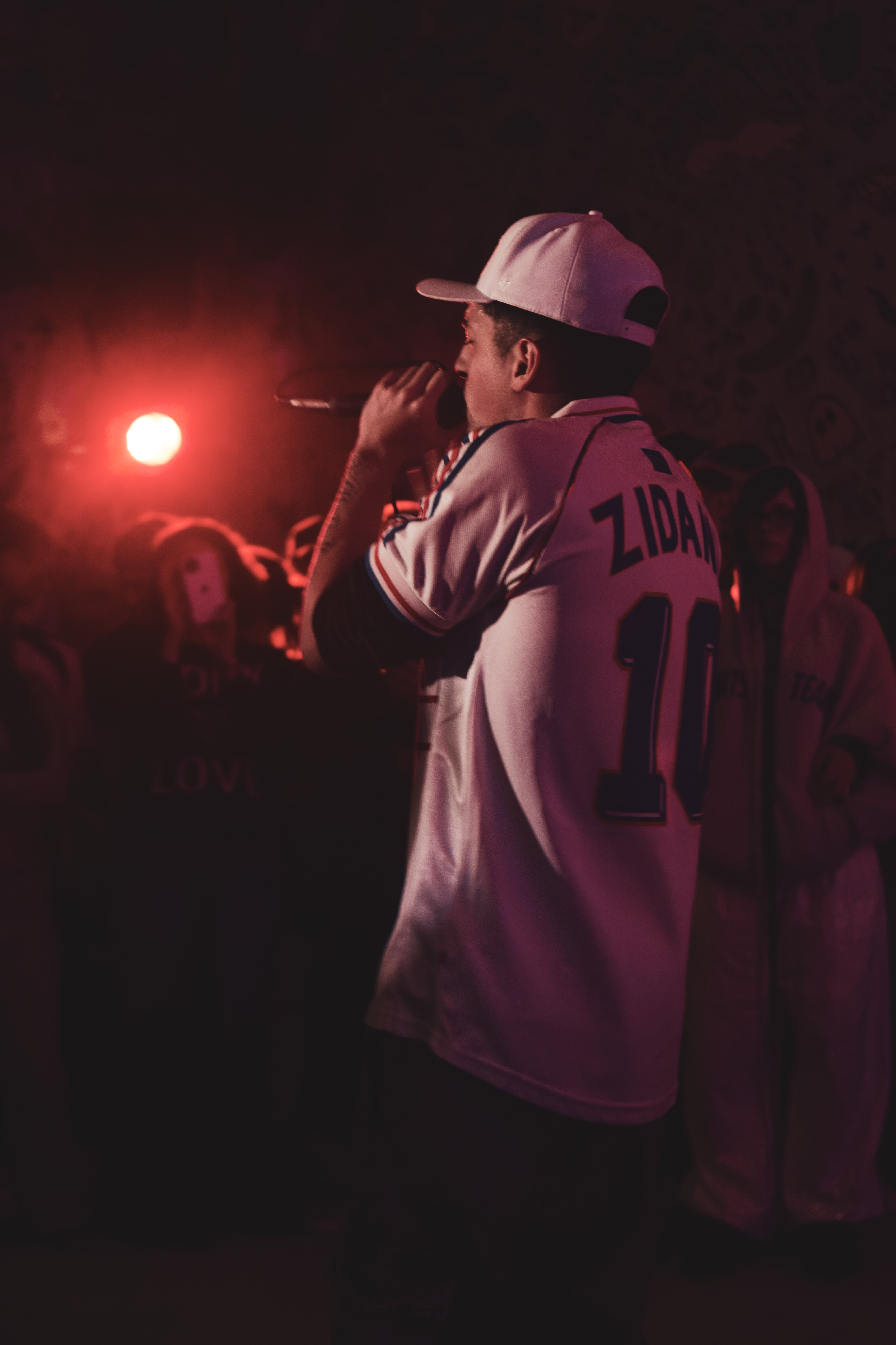 Leito cantando en vivo durante un show